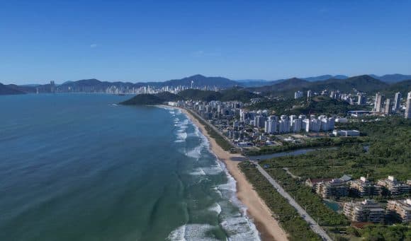 Imagem Vale a pena investir na Praia Brava em Itajaí? Entenda o cenário de valorização imobiliária